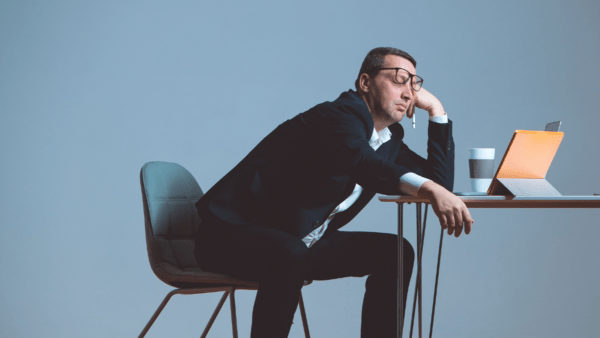 Un homme à son bureau, épuisé